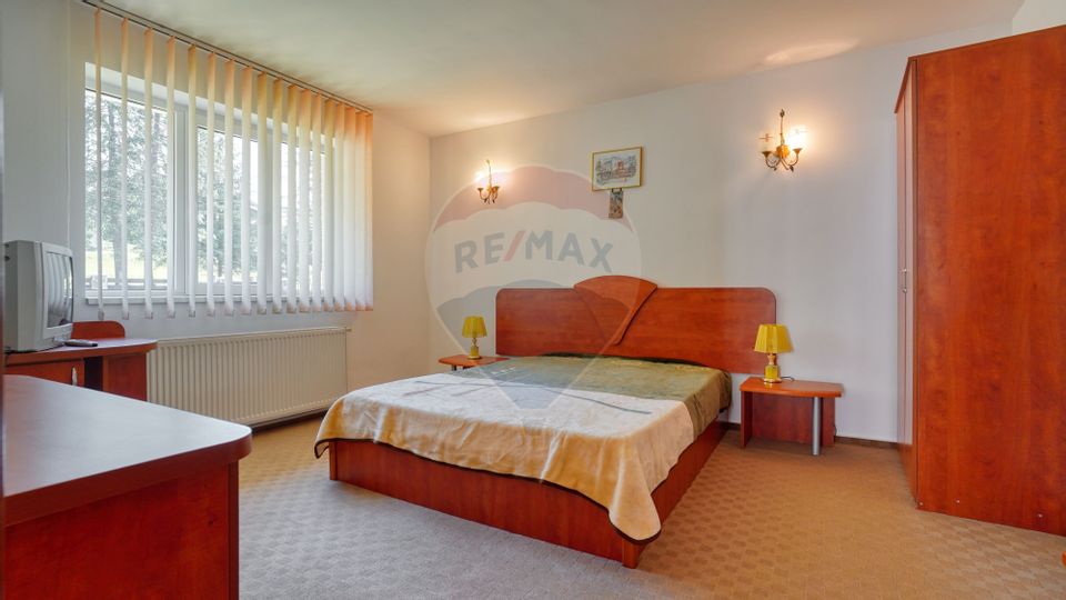 Casă / Vilă cu 8 camere de vânzare în zona Valea Rasnoavei