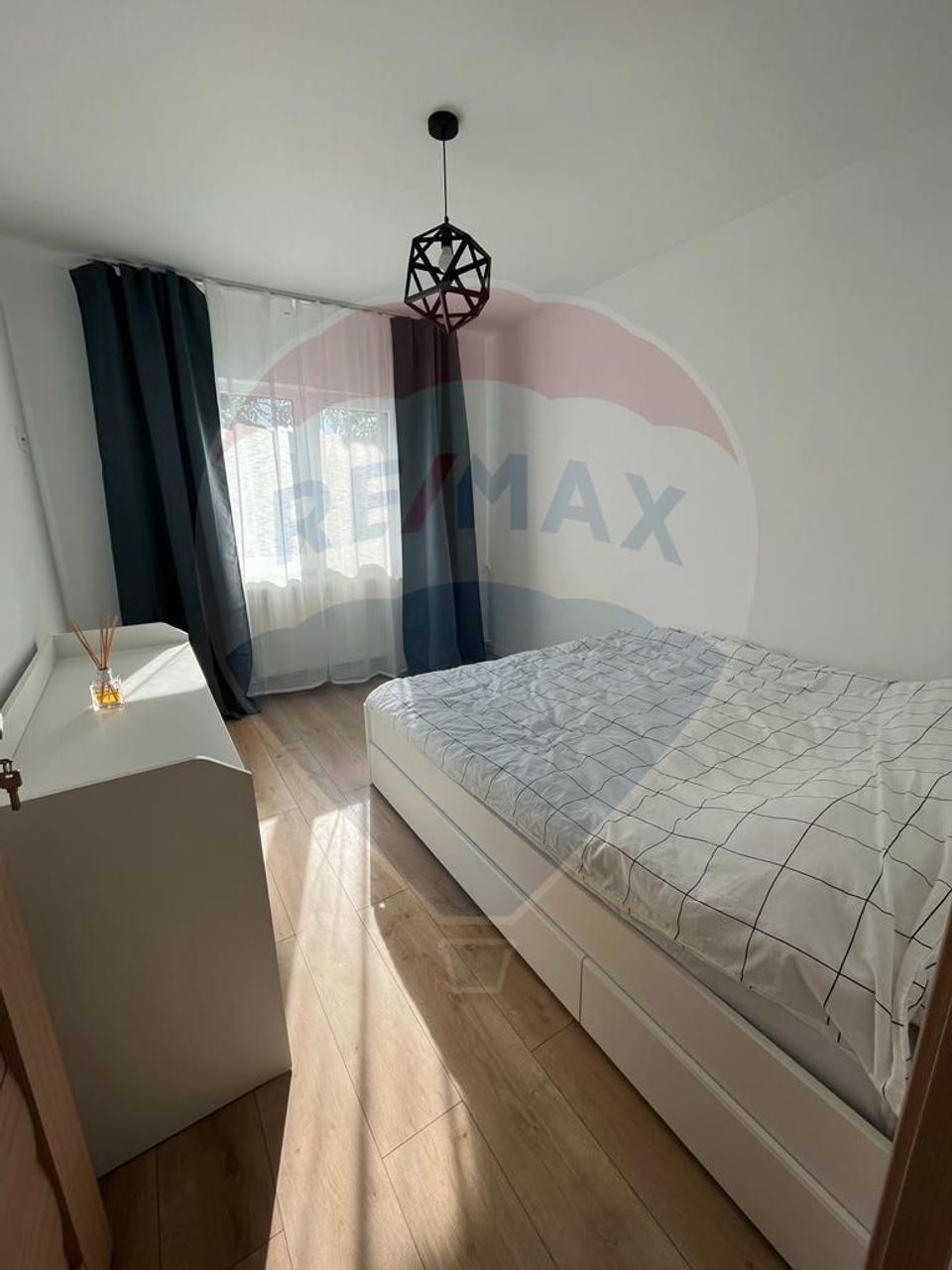 Apartament cu 3 camere de închiriat în zona Decebal