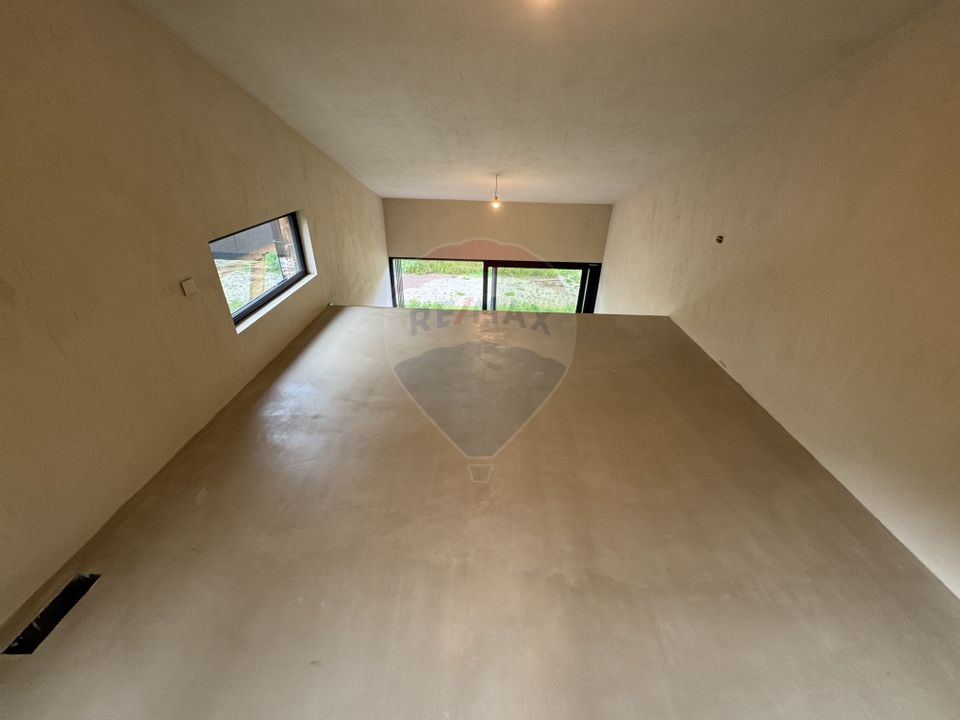 Doua case la munte, cu vedere superba, localizate in Poiana Marului