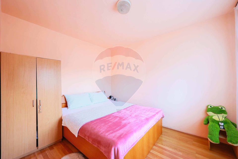 Apartament cu 3 camere de vânzare în zona Rogerius