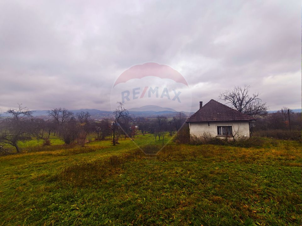 Teren de vânzare Unguraș cu priveliște si anexe