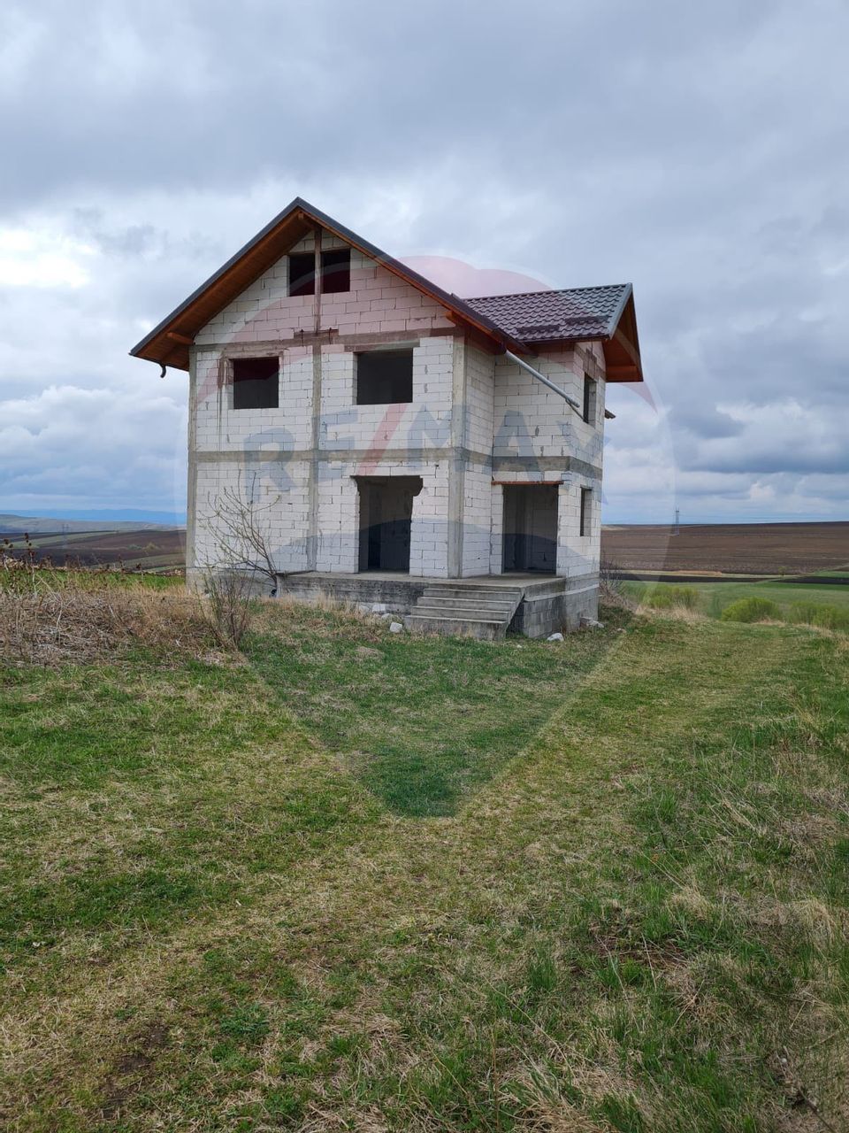 Casă de vânzare + 4300 mp teren