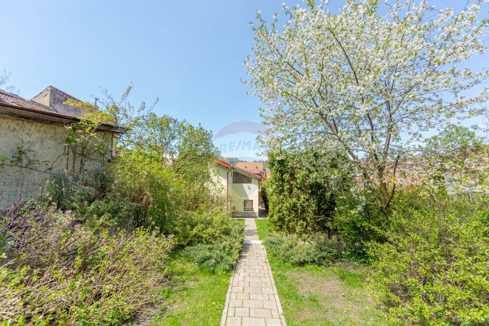 Property Located under Tâmpa composed of 2 Houses and Garden,