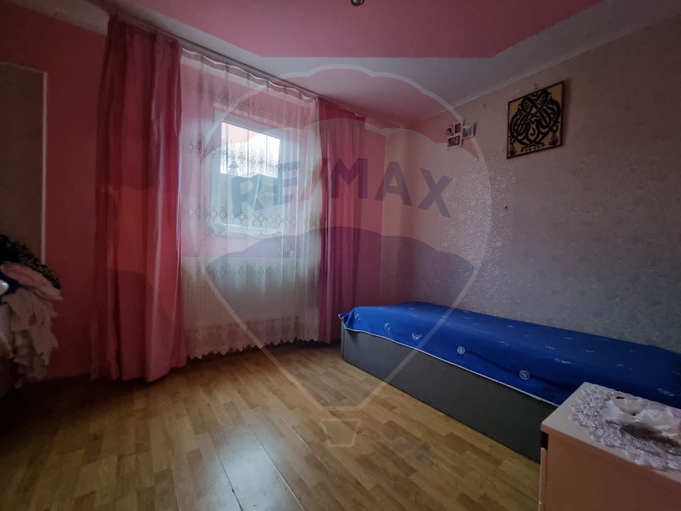 Casă / Vilă cu 4 camere de închiriat în zona Delfinariu