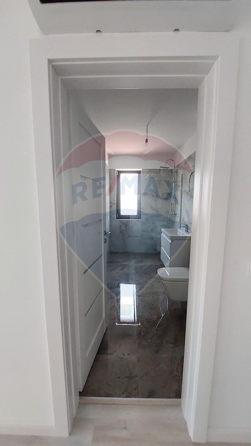 Apartament cu 3 camere de vânzare