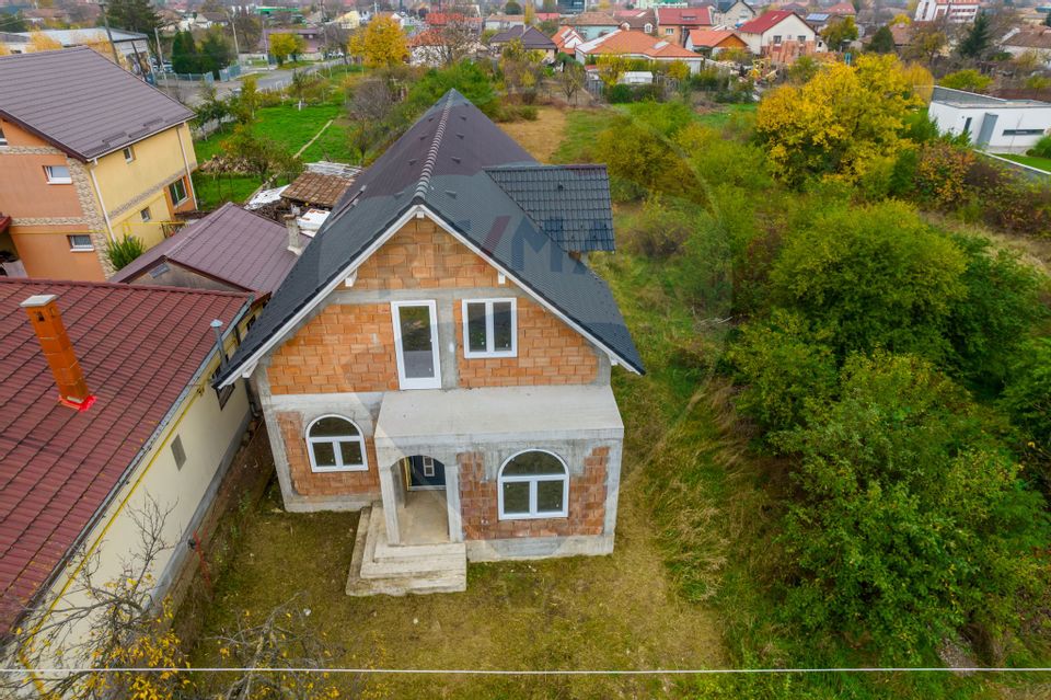 Casă la roșu cu teren generos, 500 mp, situată pe strada Ostașului