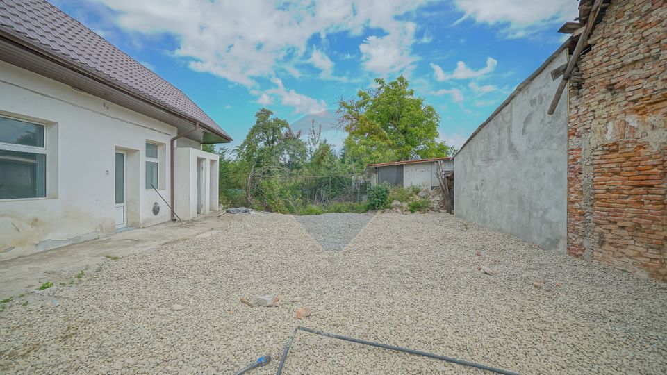 REZERVAT!Spațiu comercial sau de birouri, plus teren, Centru Săcele