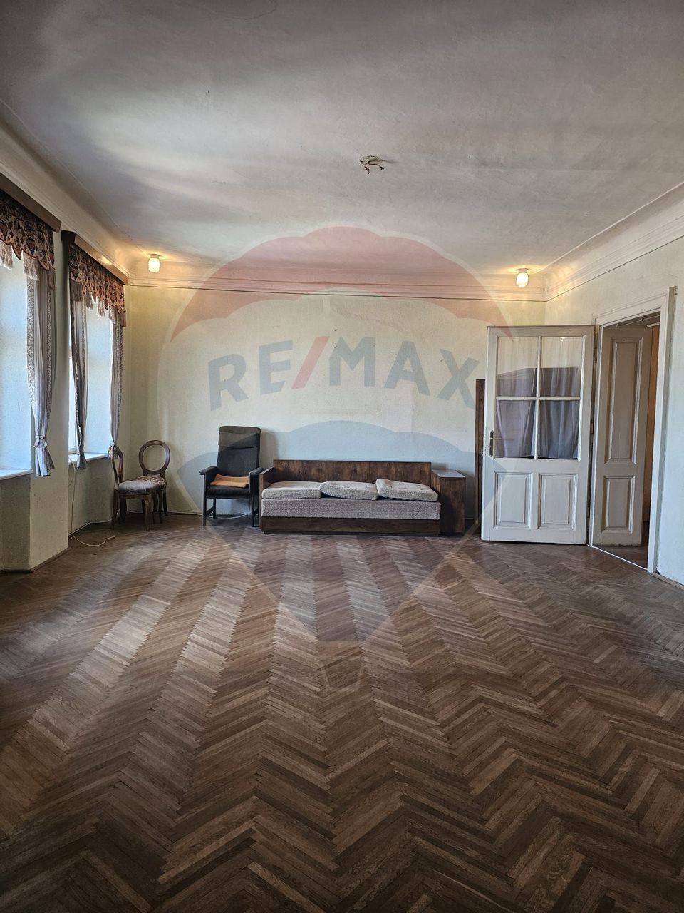 Apartament cu 5 camere de vânzare în zona Central