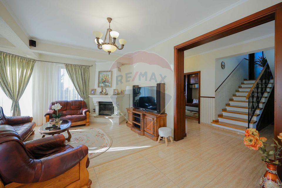 De vânzare vilă cu 7 camere, drum privat, în zona de Dealuri