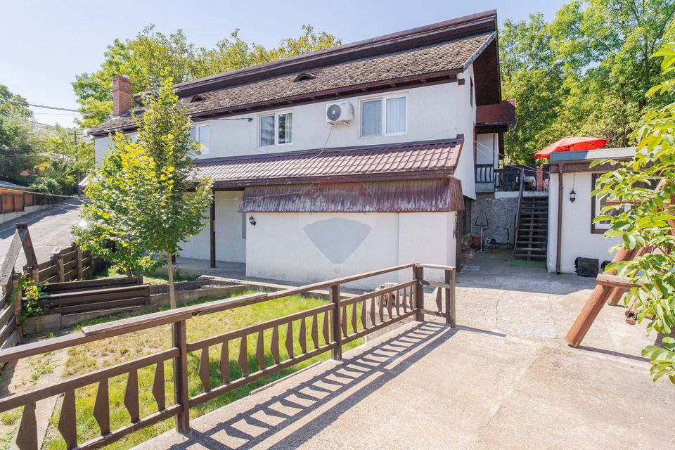 Casă / Vilă spatioasa cu teren in zona centrala Sararie