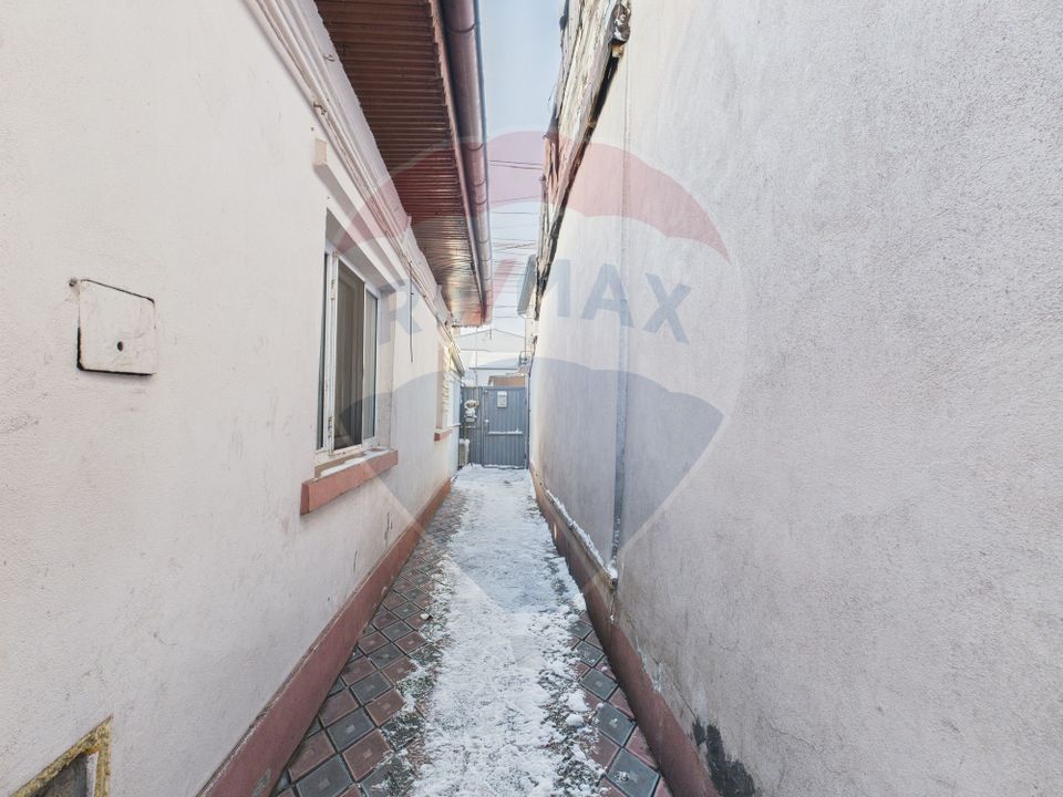 Casă cu două corpuri, ideală pentru firmă, Vitan