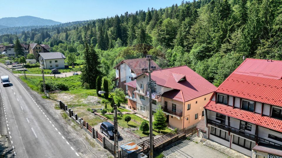 Casă / Vilă cu 8 camere de vânzare în zona Valea Rasnoavei