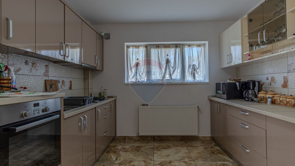 Casă / Vilă cu 10 camere de vânzare in Moieciu de Jos