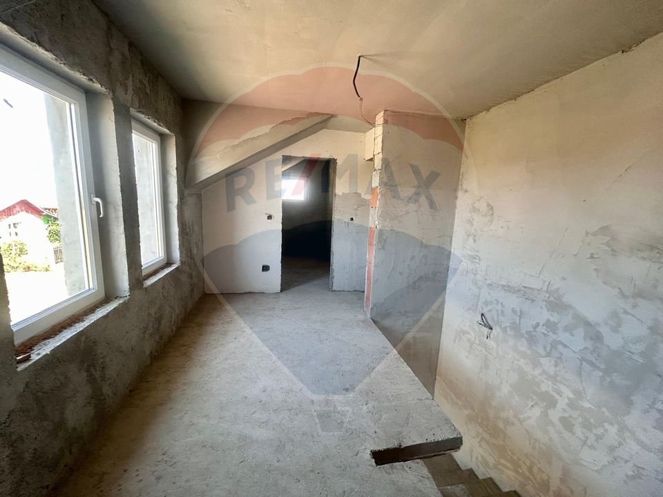 Casă  de vanzare la gri cu 4 camere,teren 552mp in Les