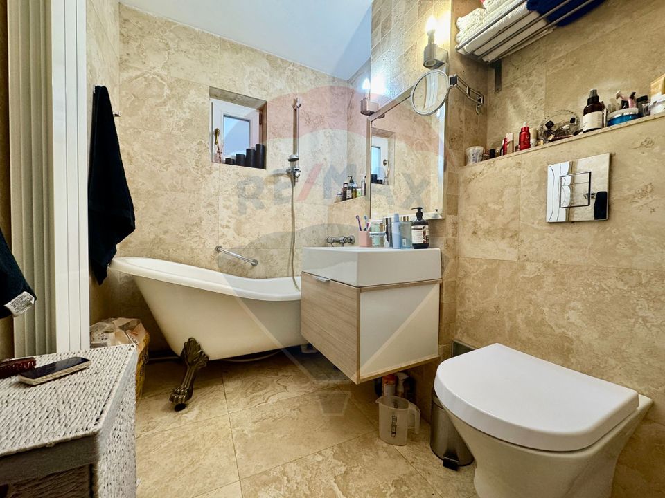 Apartament cu 3 camere de vânzare în zona Rovine