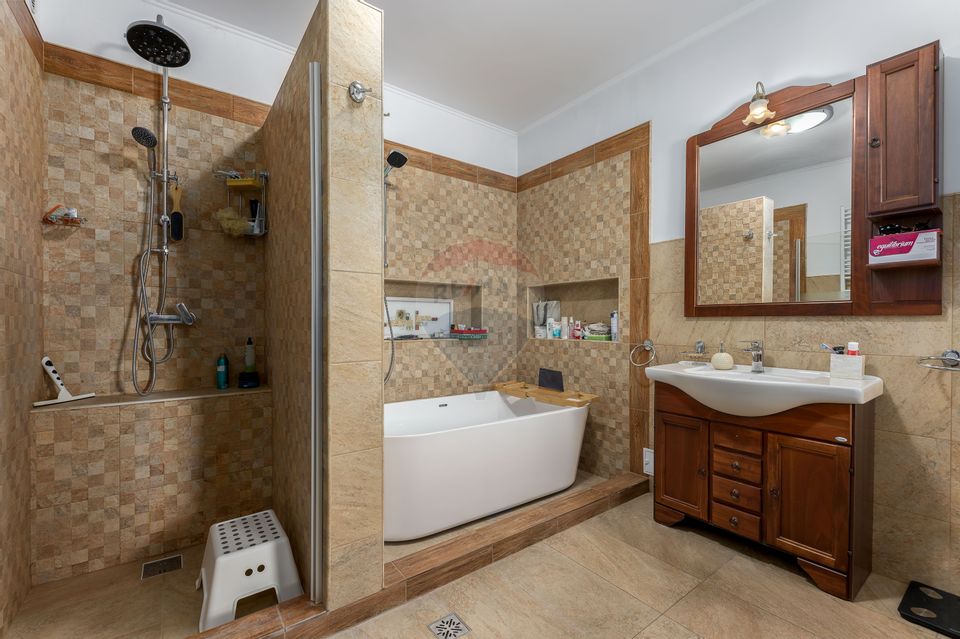 Oferta de sarbatori, discount 10% - Vilă cu parc, piscină și foișor