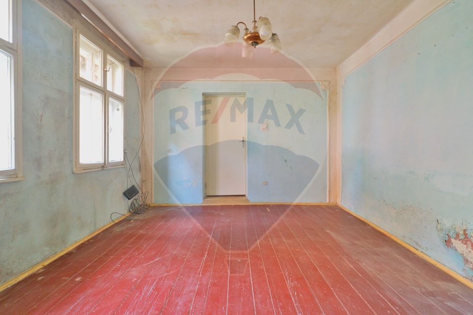 REZERVATA! Corp de casă de renovat, la intrarea pe strada De Mijloc