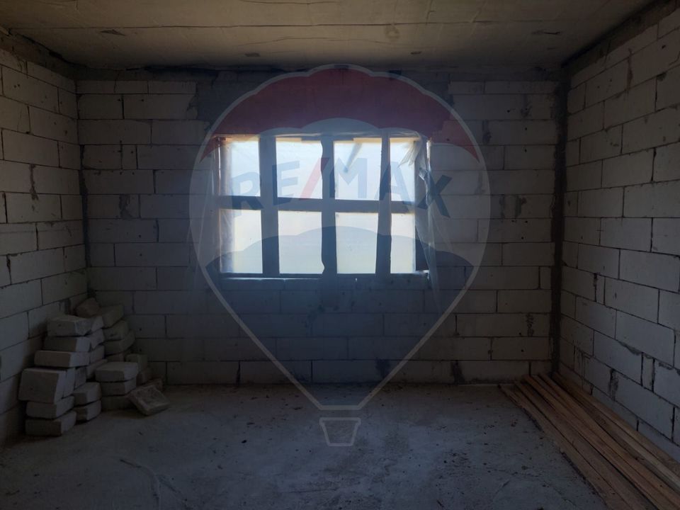 Casa la rosu de vanzare in Caiuti, Bacau