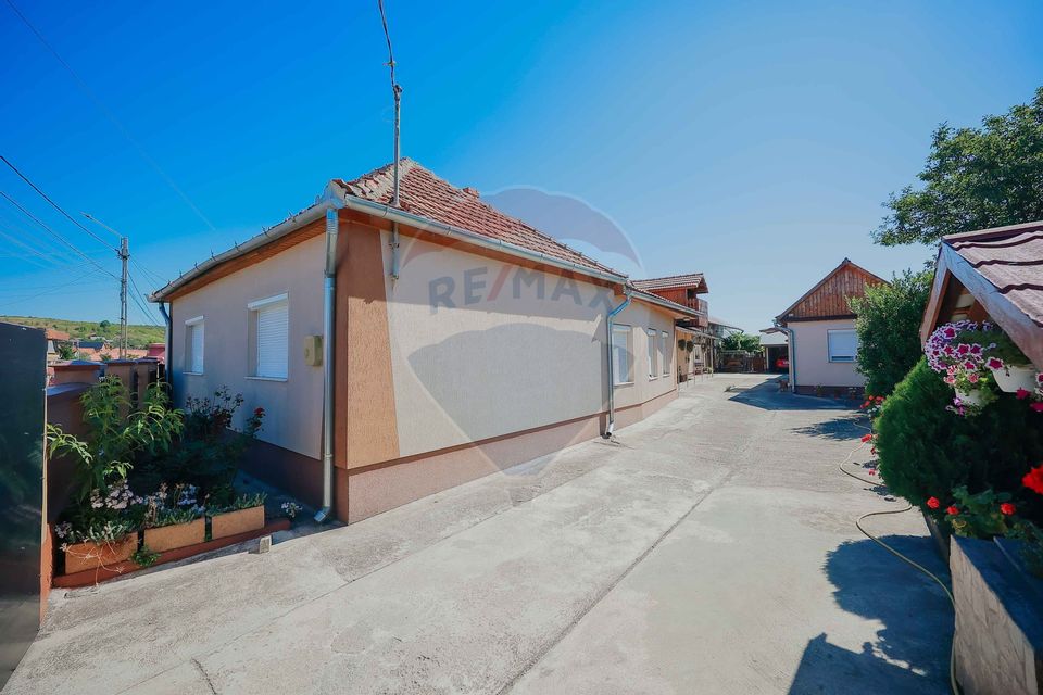 Casă și teren de 1397 mp de vânzare în Ineu, la 18 km de Oradea