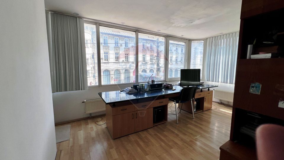 Apartament de vânzare Galați, 6 camere, Faleză - locuință sau birouri