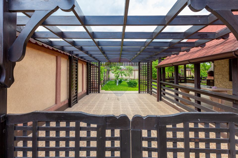 10 room House / Villa for sale, Serbanesti area
