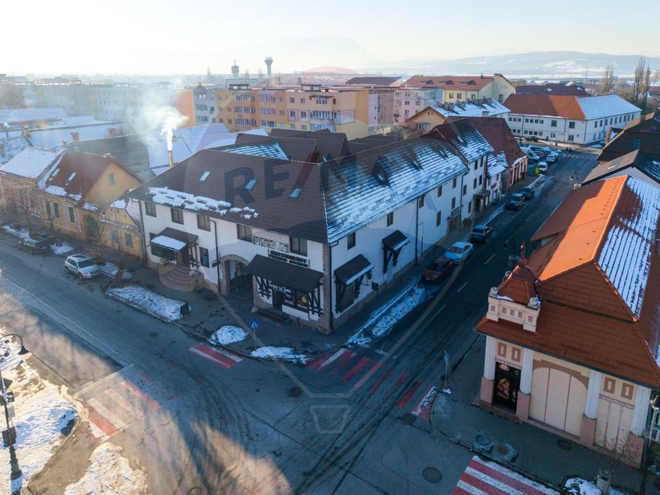 Pensiune cu restaurant și spații comerciale, central Râșnov