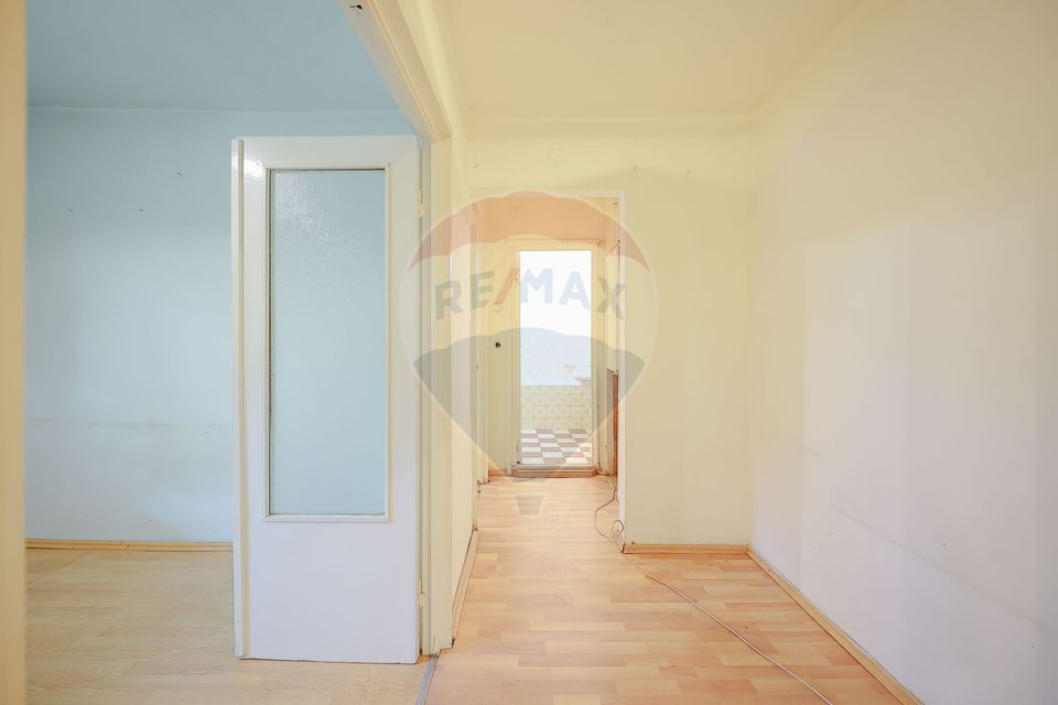 Apartament cu 3 camere de vânzare, în zona Rogerius
