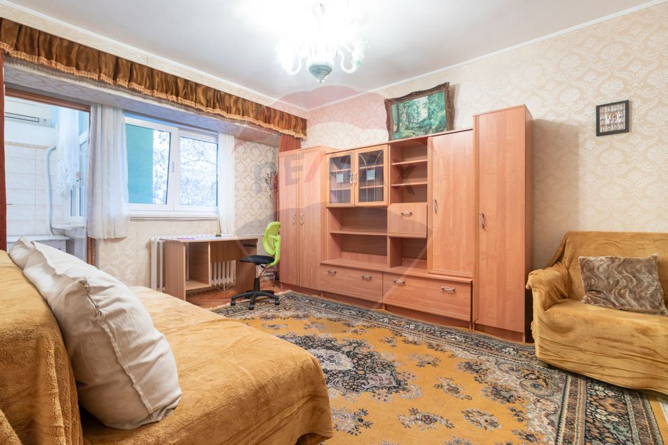 Classic studio, Titulescu - Victoriei Square