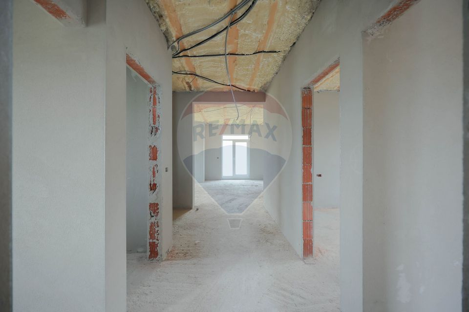 De vânzare casă semifinisată cu 3 camere, 455 mp teren, în Cihei