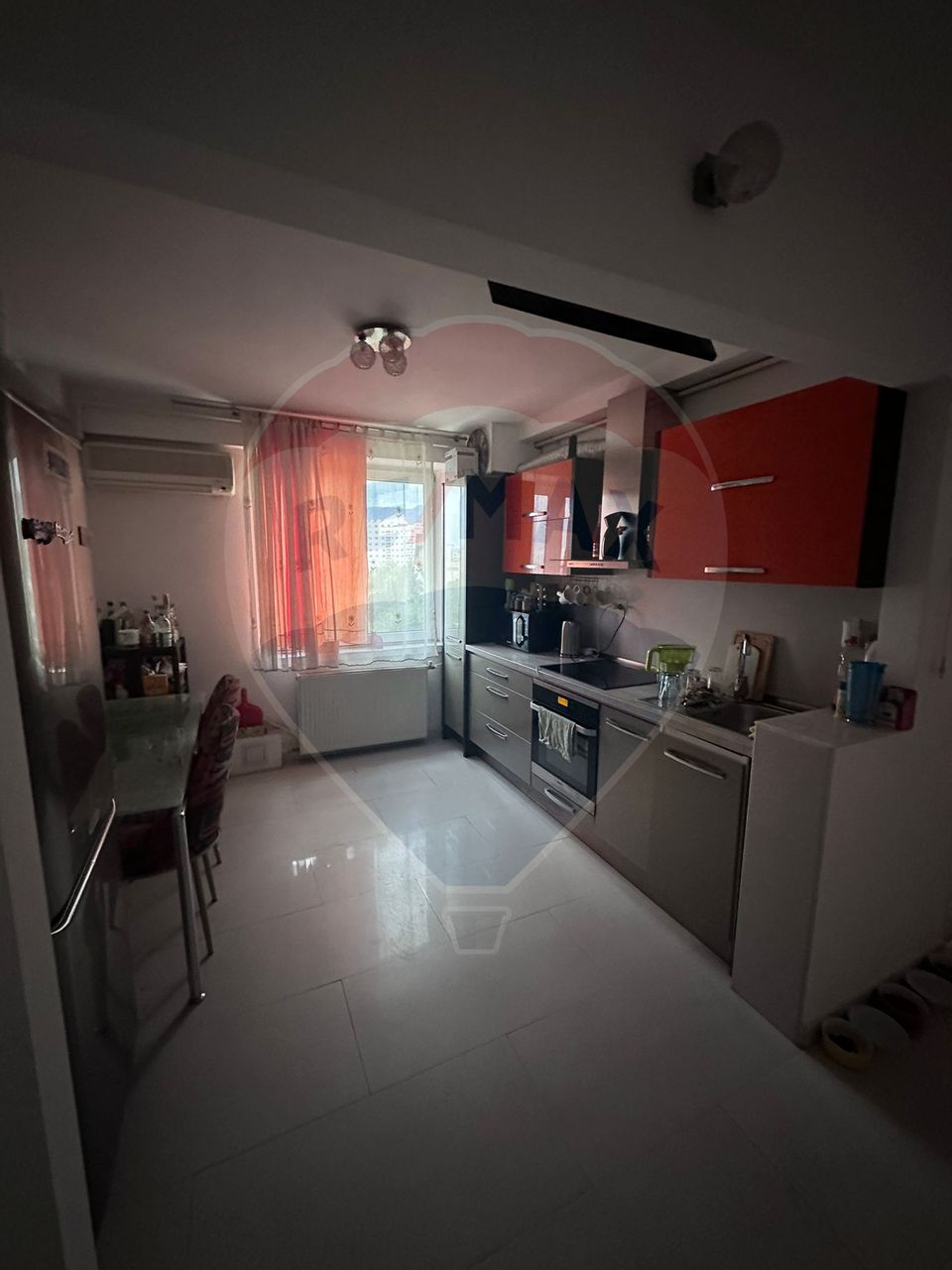 Apartament cu 5 camere de vânzare în zona Progresul