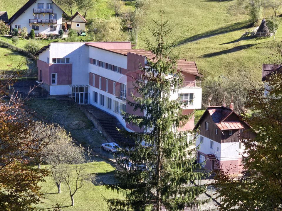 Villa / Guesthouse / Seniors' Asylum, beautiful Moeciu area, parking