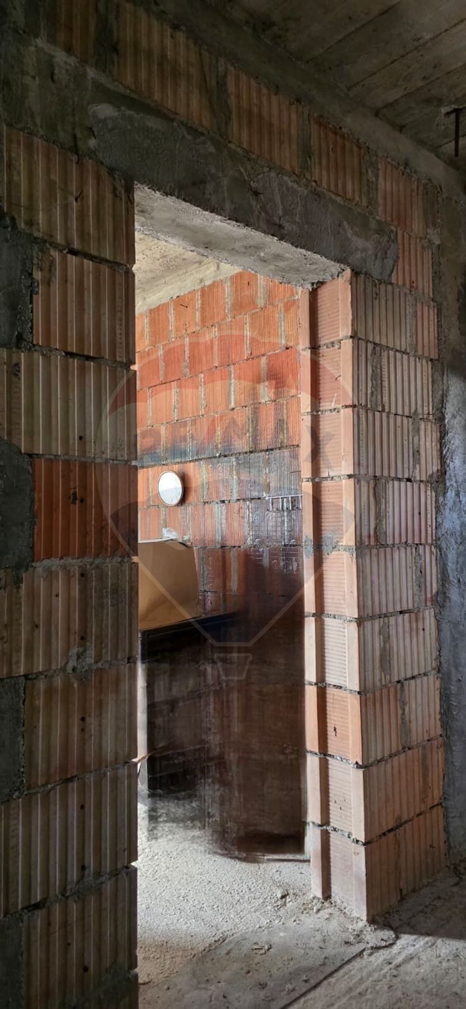 Casă la gri P+M cu anexă – oportunitate unică în Chișineu-Criș!