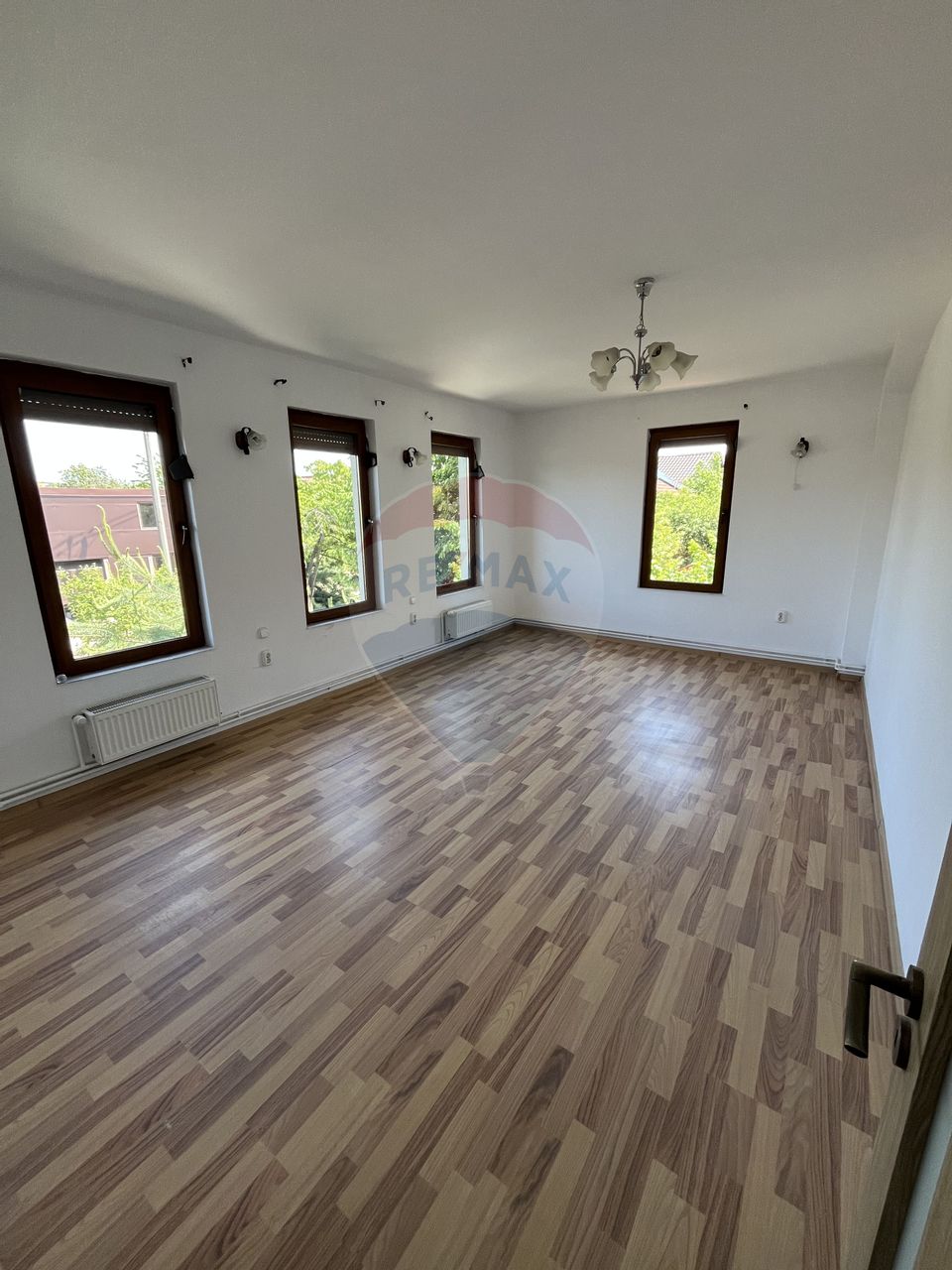 Casă cu 6 camere de vânzare în Pitești