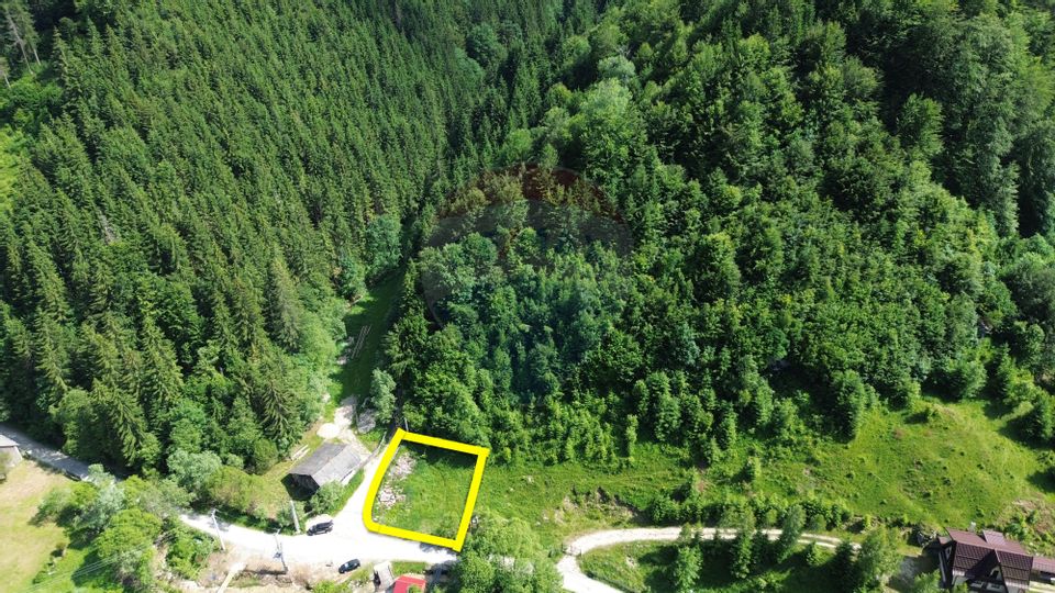 Teren de vânzare la munte cu râu în față și priveliște superbă