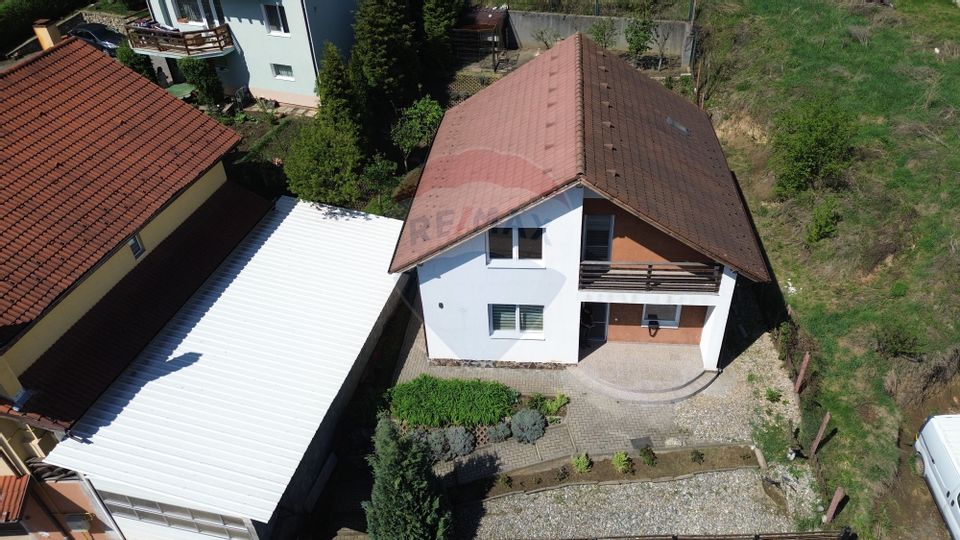 Casă cu vedere spre lac și pădure -deasupra  Barajului Ighis