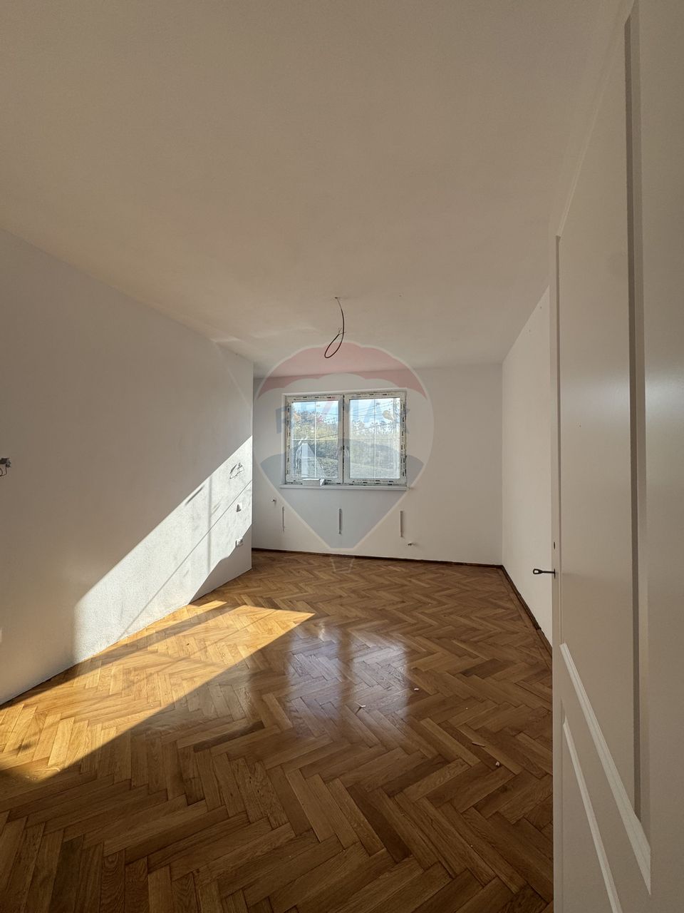 Casă complet renovată la interior în cartierul Vitrometan