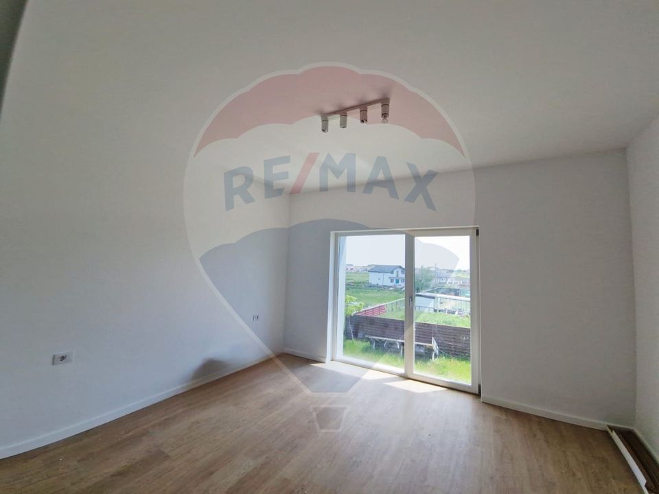 Casă / Vilă - 132,5 mp  , teren - 264 mp  / zona Cârcea