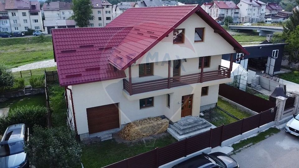 Casă / Vilă cu 5 camere de vânzare în zona Central Gura Humorului