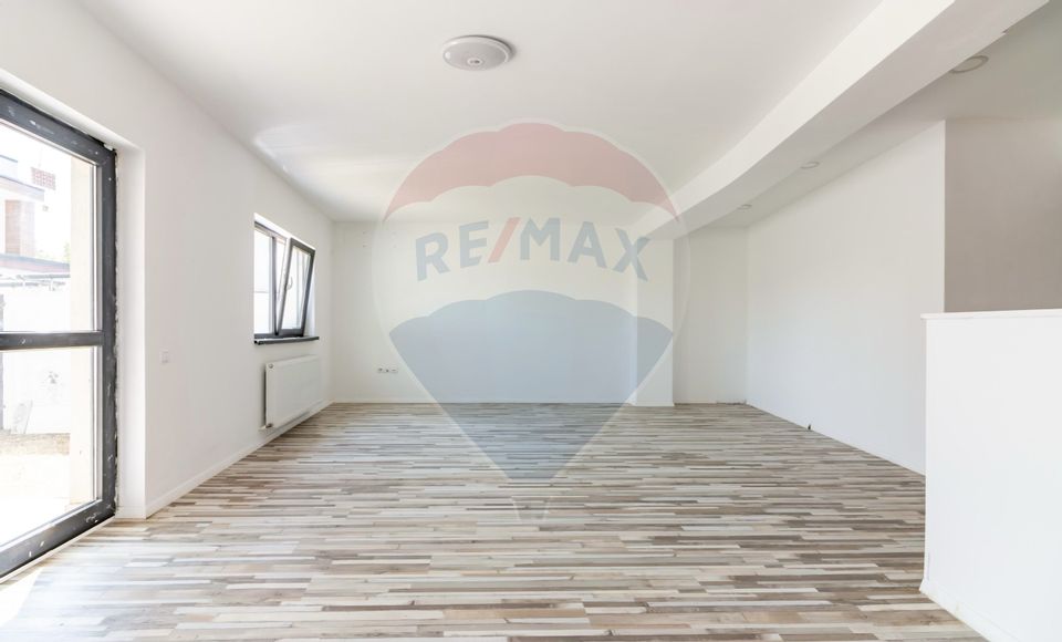 Casă / Vilă in Corbeanca,  toate utilitatile, strada principala