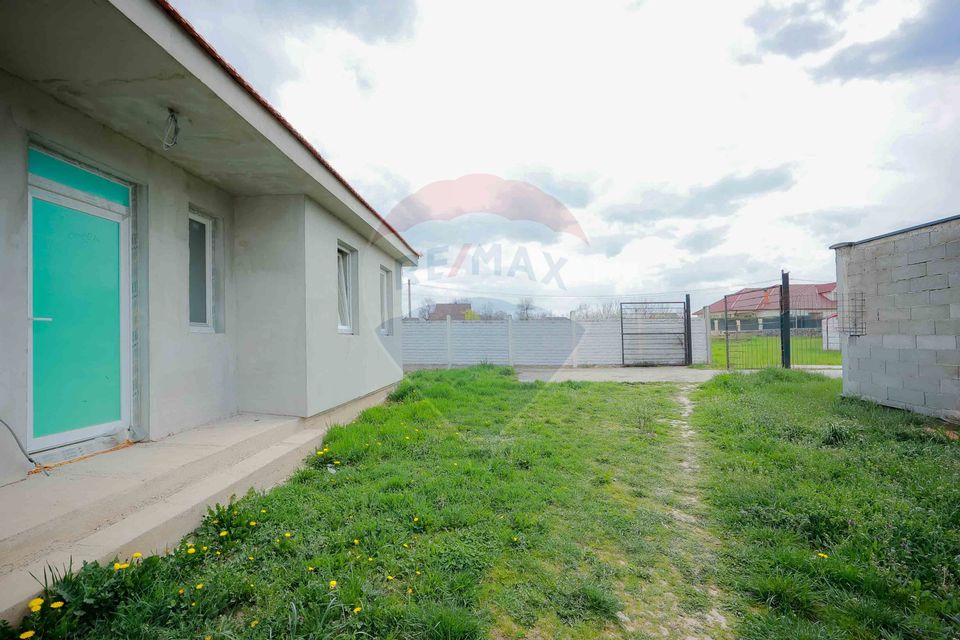 De vânzare casă semifinisată cu 3 camere, 455 mp teren, în Cihei