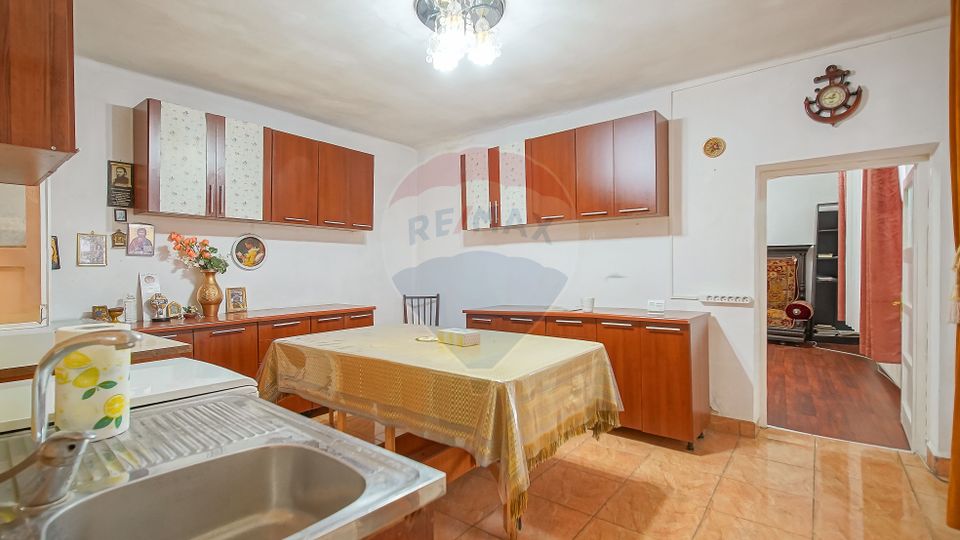 Proprietate cu 2 apartamente și garaj, Schei