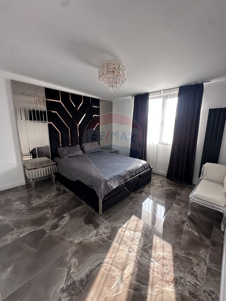 Apartament cu 4 camere de vânzare