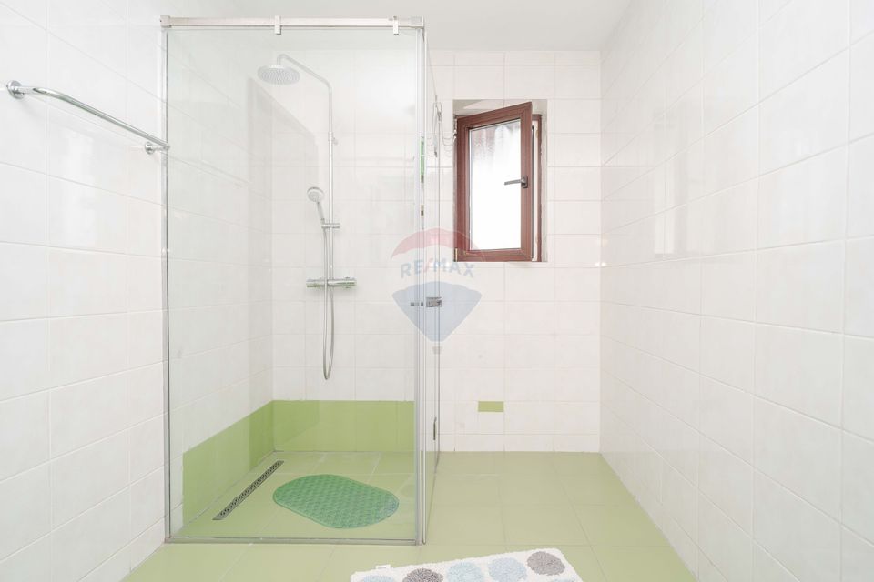 Casă / Vilă cu 10 camere, de vânzare. Todireni, Botoșani.