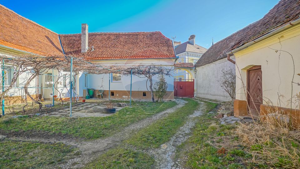 Ultracentral , Cristian, locuinta saseasca, curte comuna