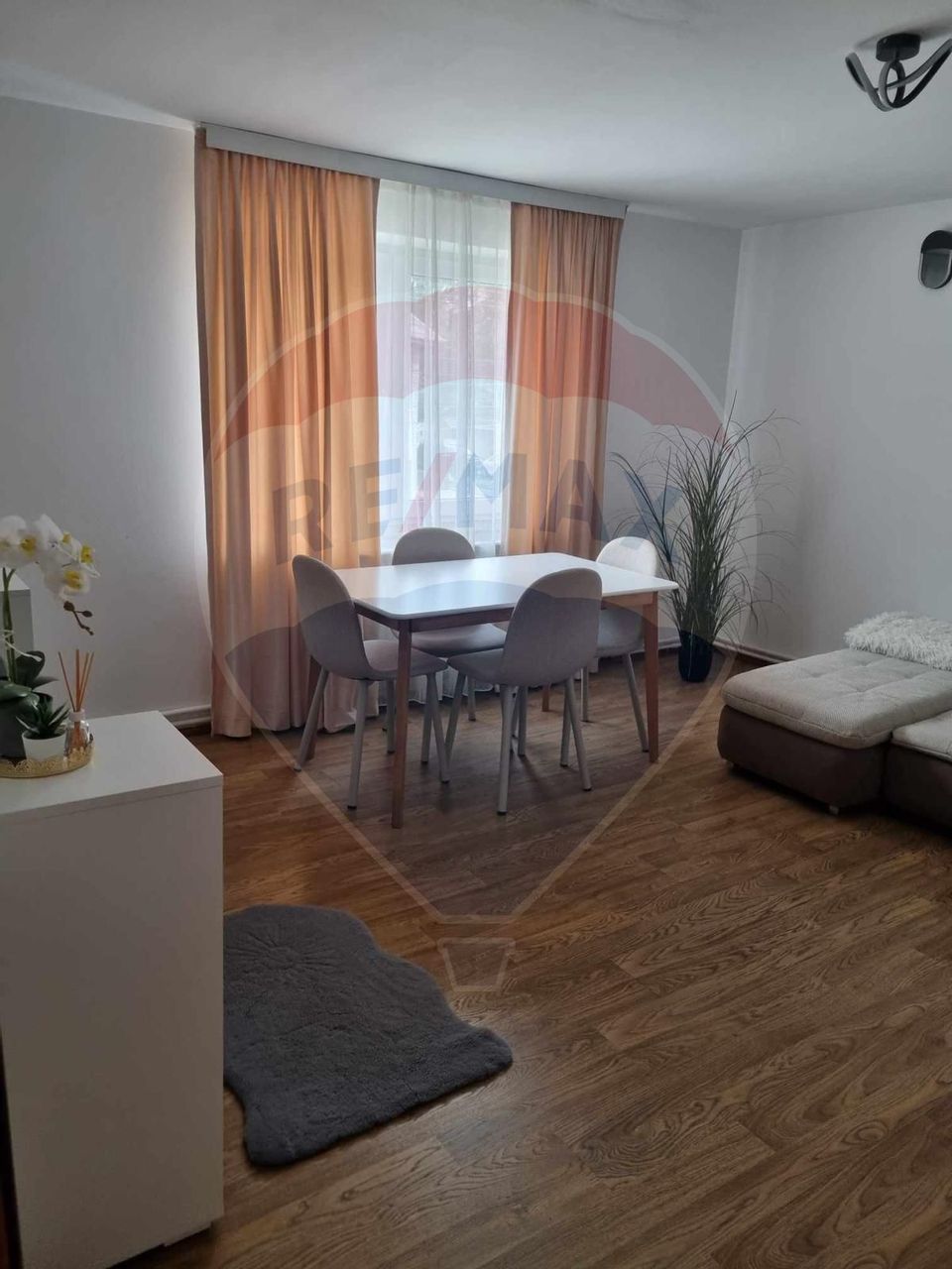 Apartament cu 3 camere de vânzare în zona Central Radauti