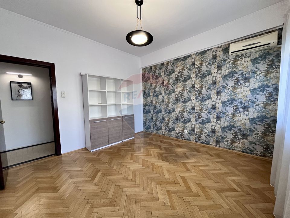 Apartament cu 4 camere nemobilat in P-ta Victoriei langa Orange