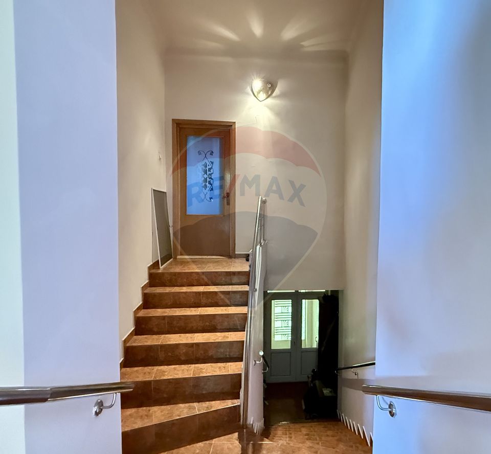 Duplex cu 9 camere de vânzare în zona Peninsula. D+P+E