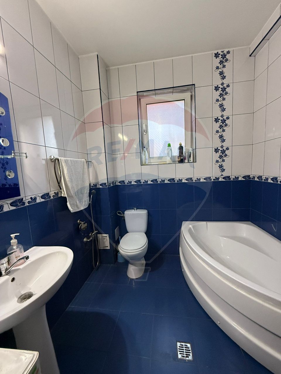 Casă / Vilă cu 9 camere de vânzare în zona 1 Mai