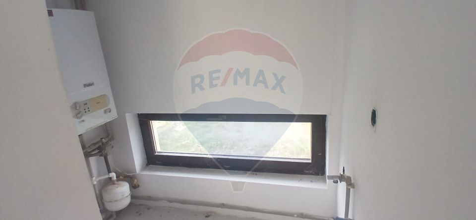 Casa cu 4 camere de vanzare in Crevedia acces privat