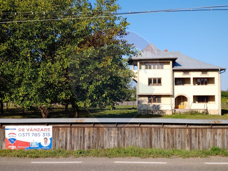 Casă / Vilă cu 8 camere de vanzare in Boroaia, Suceava
